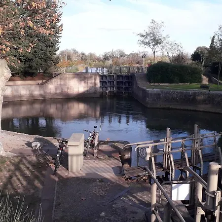 3 Bedroom Modern In Historic Building Overlooking River Herault Lejlighed Agde