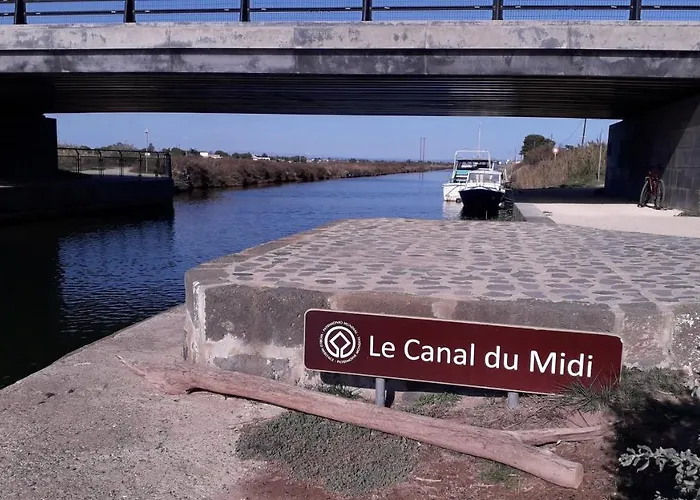 3 Bedroom Modern In Historic Building Overlooking River Herault アグド