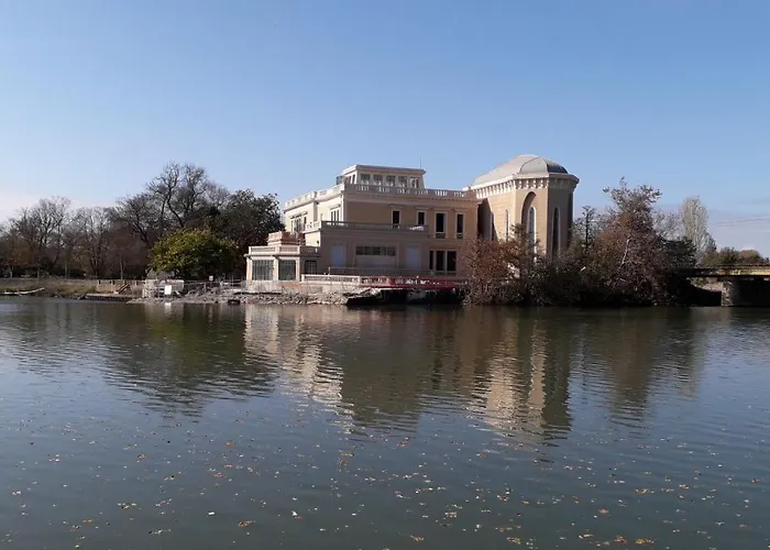 3 Bedroom Modern In Historic Building Overlooking River Herault *