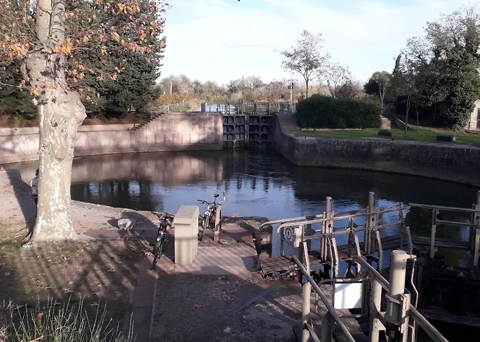 3 Bedroom Modern In Historic Building Overlooking River Herault アパート アグド