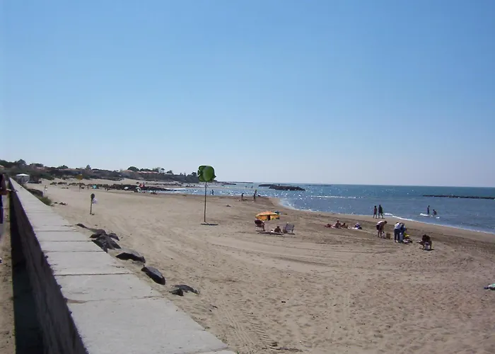 3 Bedroom Modern In Historic Building Overlooking River Herault アグド